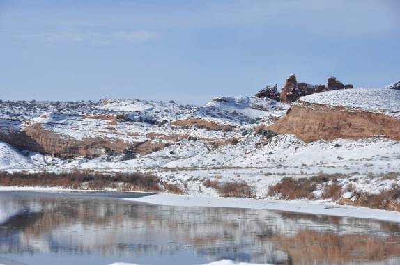 A bela estrada que segue ao lado do rio Colorado, no leste de Utah, nos Estados Unidos